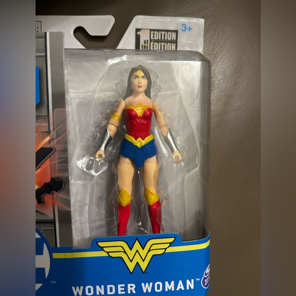 *Rare/Collectable* DC Wonder Woman Figure with Mystery Accessories 4”inches - Picture 10 of 11